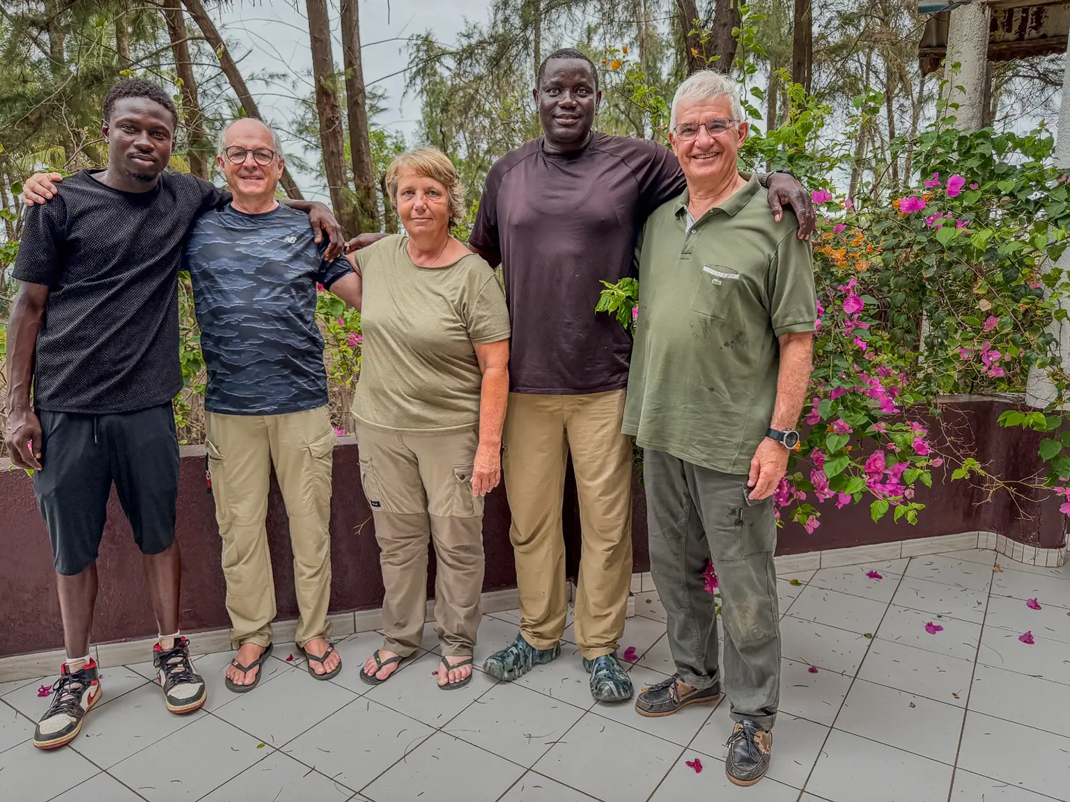 Le groupe du séjour ornithologique Gambie Casamance devant le lodge d'Abéné