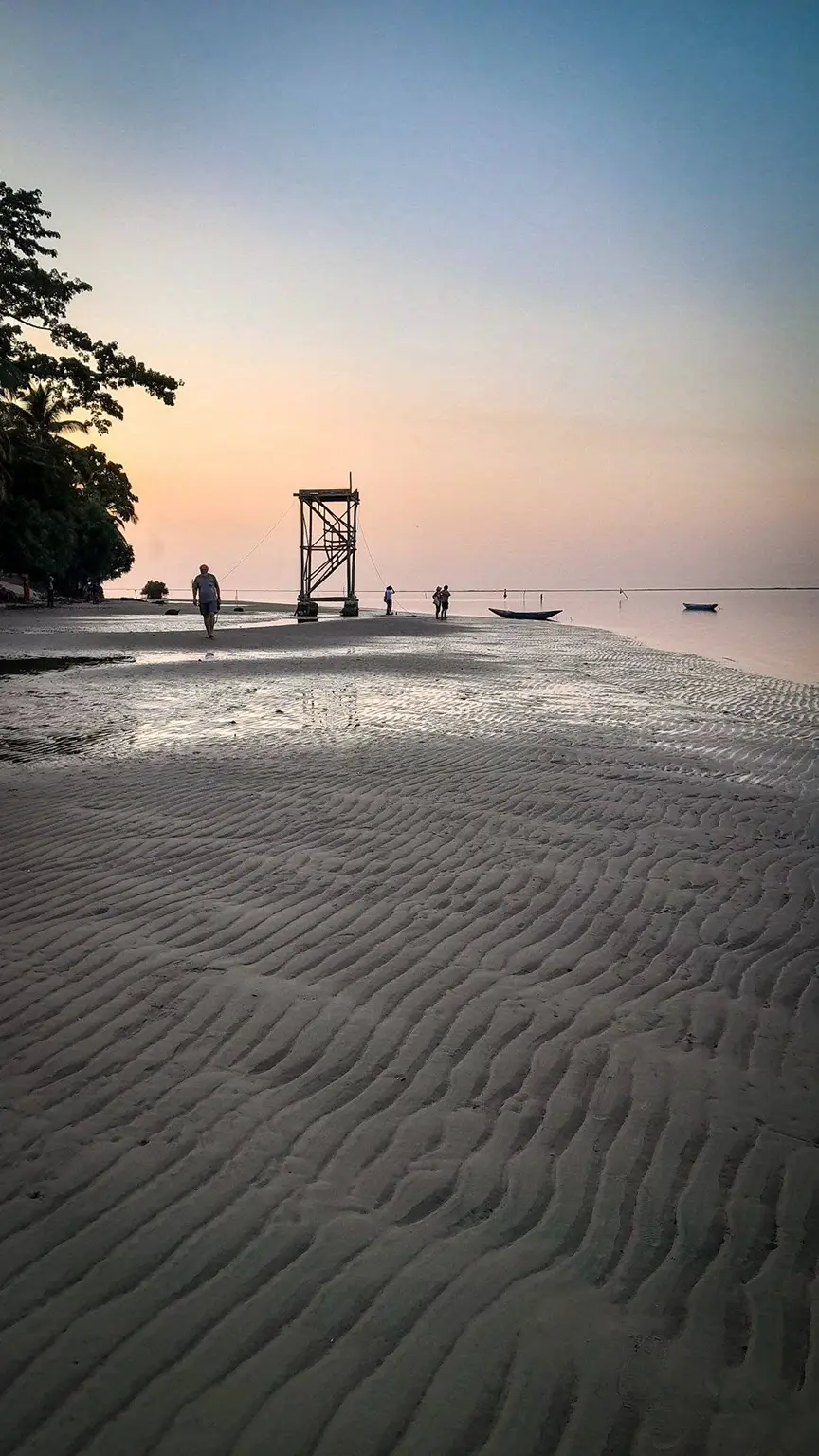 The observation tower at Pointe Saint-Georges at the end of the sandbar, low tide at dusk